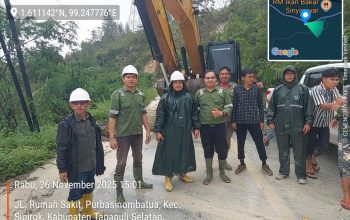 Manager PT TPL Sektor Tapanuli Selatan, Heddy Panjaitan, bersama Ramson Simamora, Harapanto Sinaga, Suryadi Siagian dari Humas, serta Charles Sitorus selaku CD/CSR Officer, saat turun ke lapangan guna memantau langsung proses pembersihan dan memastikan kebutuhan mendesak masyarakat bisa segera ditangani