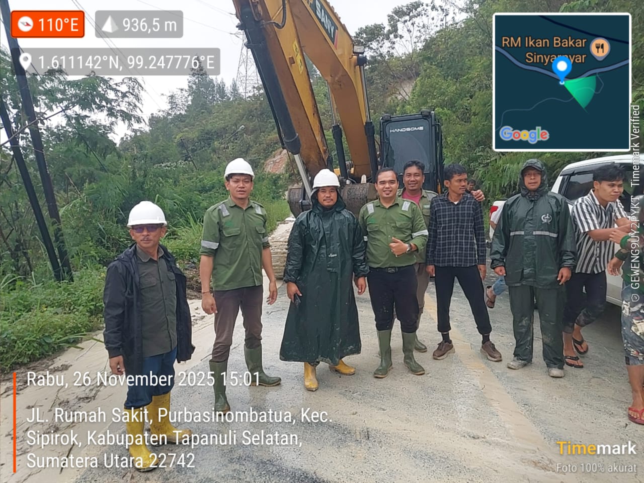 Manager PT TPL Sektor Tapanuli Selatan, Heddy Panjaitan, bersama Ramson Simamora, Harapanto Sinaga, Suryadi Siagian dari Humas, serta Charles Sitorus selaku CD/CSR Officer, saat turun ke lapangan guna memantau langsung proses pembersihan dan memastikan kebutuhan mendesak masyarakat bisa segera ditangani
