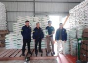 Ps Kanit II Ekonomi Polres Padangsidimpuan, Aipda Rajo Agus Putra Juli, saat mengecek bahan pangan di gudang Bulog