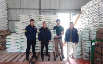 Ps Kanit II Ekonomi Polres Padangsidimpuan, Aipda Rajo Agus Putra Juli, saat mengecek bahan pangan di gudang Bulog