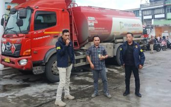 Ps Kanit II Ekonomi Polres Padangsidimpuan, Aipda Rajo Agus Putra Juli, bersama personel, saat melakukan pengecekan stok BBM di sejumlah SPBU