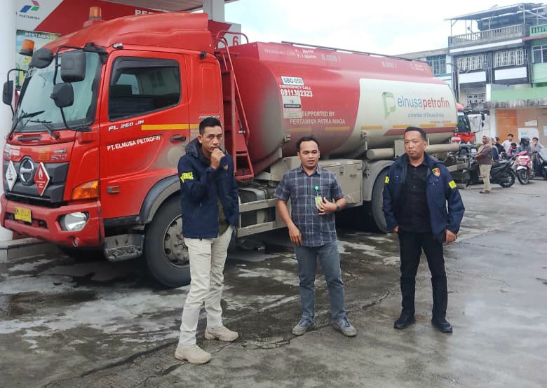 Ps Kanit II Ekonomi Polres Padangsidimpuan, Aipda Rajo Agus Putra Juli, bersama personel, saat melakukan pengecekan stok BBM di sejumlah SPBU