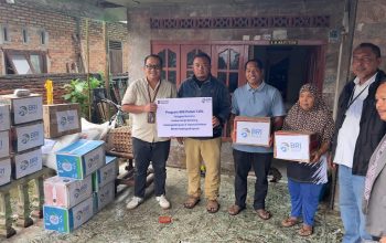 Pimcab BRI Padangsidimpuan, Teuku Zulham, didampingi MBM Mahyudaniel Lubis, SPO Imam Mahadi, Kepala Unit BRI Dodi, menyerahkan bantuan program BRI Peduli kepada warga terdampak banjir dan longsor di lima desa di Kecamatan Batang Angkola