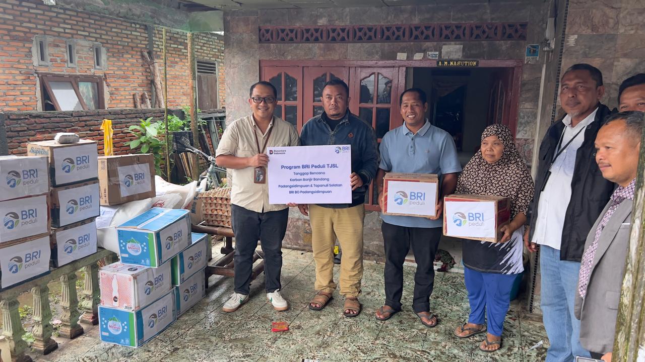 Pimcab BRI Padangsidimpuan, Teuku Zulham, didampingi MBM Mahyudaniel Lubis, SPO Imam Mahadi, Kepala Unit BRI Dodi, menyerahkan bantuan program BRI Peduli kepada warga terdampak banjir dan longsor di lima desa di Kecamatan Batang Angkola