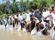Bupati Tapsel, Gus Irawan Pasaribu, bersama jajaran, saat menabur bibit ikan di kolam Pokdakan Berkah Sitampa Simatoras