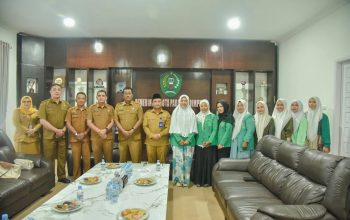 Wali Kota Letnan Dalimunthe, menerima kunjungan silaturahmi Ketua PC Fatayat NU Kota Padangsidimpuan, Erlina Harahap, bersama pengurus lainnya