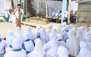 Bupati Tapsel, Gus Irawan Pasaribu, saat memberikan sambutan pengajian akbar Kecamatan bersama BKMT Marsada