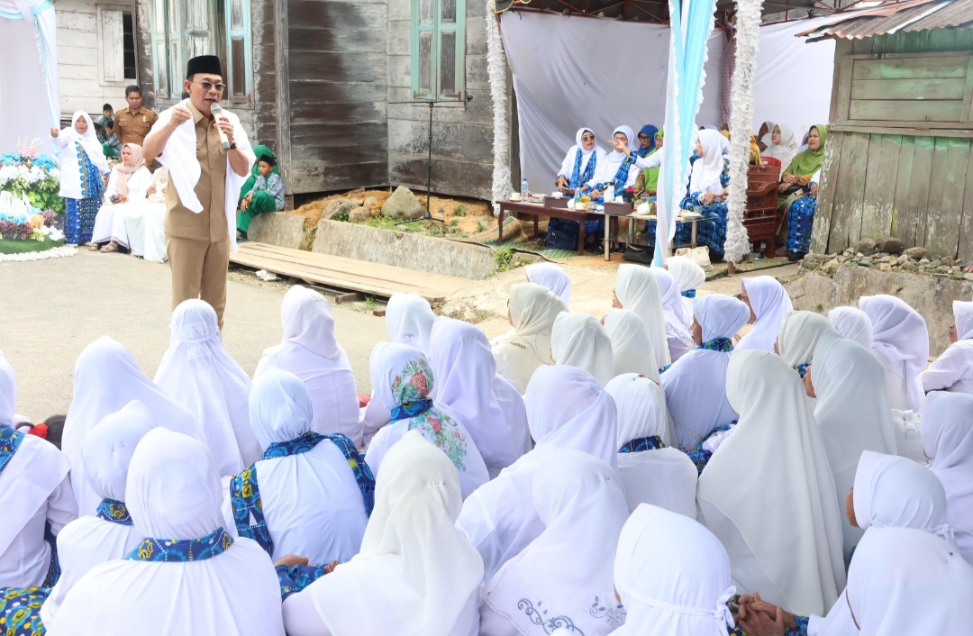 Bupati Tapsel, Gus Irawan Pasaribu, saat memberikan sambutan pengajian akbar Kecamatan bersama BKMT Marsada