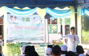 Bupati Tapsel, Gus Irawan Pasaribu, saat memberikan sambutan di sela pengajian akbar BKMT Muara Batang Toru