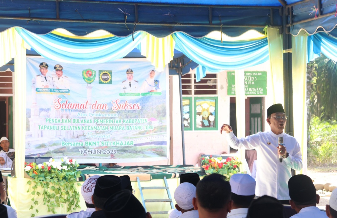 Bupati Tapsel, Gus Irawan Pasaribu, saat memberikan sambutan di sela pengajian akbar BKMT Muara Batang Toru