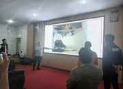 Kapolres Padangsidimpuan, AKBP Wira Prayatna, menunjukkan rekaman CCTV saat pelaku melakukan aksinya di mesin ATM