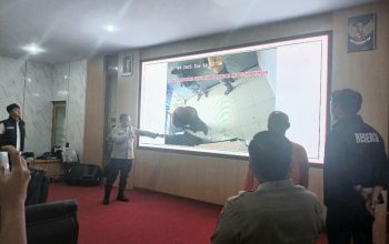 Kapolres Padangsidimpuan, AKBP Wira Prayatna, menunjukkan rekaman CCTV saat pelaku melakukan aksinya di mesin ATM