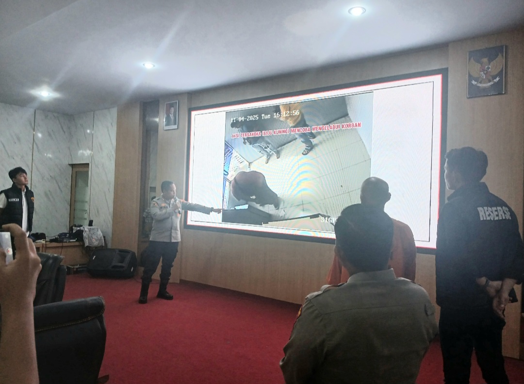 Kapolres Padangsidimpuan, AKBP Wira Prayatna, menunjukkan rekaman CCTV saat pelaku melakukan aksinya di mesin ATM