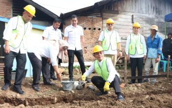 Bupati Tapsel Gus Irawan Pasaribu, disaksikan Tokoh Masyarakat Sumut Syahrul M Pasaribu, Ketua Fraksi Gerindra DPRD Rocky AP Gultom, hingga Kepala Dinas Perumahan Rakyat dan Kawasan Permukiman, Martua Raja Sulaiman Harahap, saat meletakkan batu pertama bantuan bedah rumah