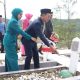 Bupati Tapsel, Gus Irawan Pasaribu, bersama Ketua TP PKK, Ny Murni Gus Irawan, menabur bunga di makam pahlawan