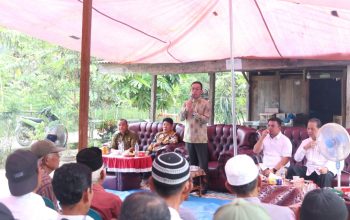 Bupati Tapsel Gus Irawan Pasaribu, bersama Ketua Ketua Fraksi Gerindra DPRD Tapsel, Rocky AP Gultom, tokoh masyarakat Sumatera Utara yang juga mantan Bupati dua periode, H Syahrul M Pasaribu, Camat Batang Toru Mara Tinggi, dan pihak PT NSHE memberi sambutan di sela pembukaan sosialisasi 'Commissioning' PLTA Simarboru