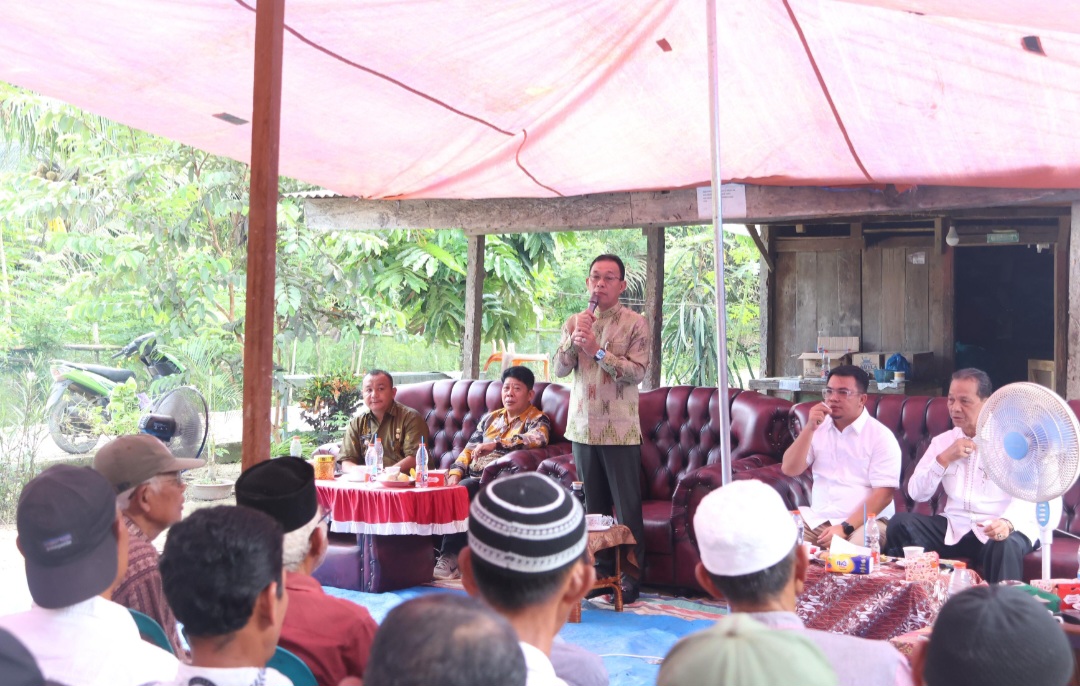 Bupati Tapsel Gus Irawan Pasaribu, bersama Ketua Ketua Fraksi Gerindra DPRD Tapsel, Rocky AP Gultom, tokoh masyarakat Sumatera Utara yang juga mantan Bupati dua periode, H Syahrul M Pasaribu, Camat Batang Toru Mara Tinggi, dan pihak PT NSHE memberi sambutan di sela pembukaan sosialisasi 'Commissioning' PLTA Simarboru