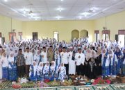 Bupati Tapsel Gus Irawan Pasaribu, bersama Ketua Ketua Fraksi Gerindra DPRD Tapsel, Rocky AP Gultom, tokoh masyarakat Sumatera Utara yang juga mantan Bupati dua periode, H Syahrul M Pasaribu, dan ratusan jamaah BKMT Batang Toru, berfoto bersama di sela pengajian akbar