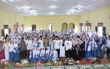 Bupati Tapsel Gus Irawan Pasaribu, bersama Ketua Ketua Fraksi Gerindra DPRD Tapsel, Rocky AP Gultom, tokoh masyarakat Sumatera Utara yang juga mantan Bupati dua periode, H Syahrul M Pasaribu, dan ratusan jamaah BKMT Batang Toru, berfoto bersama di sela pengajian akbar