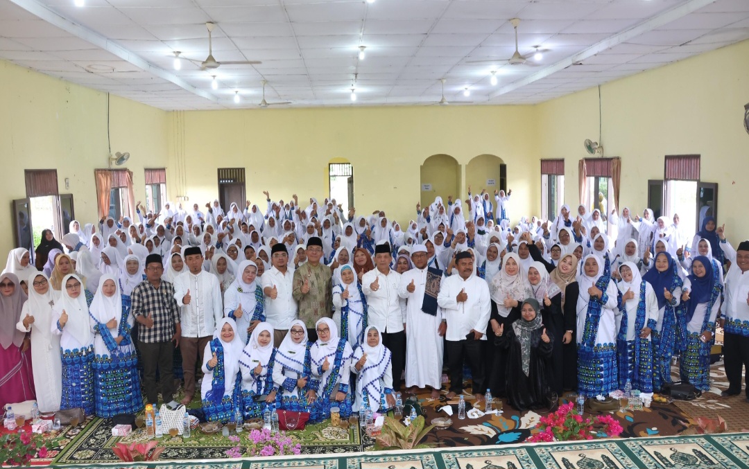 Bupati Tapsel Gus Irawan Pasaribu, bersama Ketua Ketua Fraksi Gerindra DPRD Tapsel, Rocky AP Gultom, tokoh masyarakat Sumatera Utara yang juga mantan Bupati dua periode, H Syahrul M Pasaribu, dan ratusan jamaah BKMT Batang Toru, berfoto bersama di sela pengajian akbar