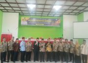 Wali Kota Padangsidimpuan Letnan Dalimunthe, foto bersama dengan Ketua Dewan Pendidikan Nggelem Ginting, Kepala Dinas Pendidikan Ahmad Hariri Hasibuan, Rektor UGN Burhanuddin, Kasatpol PP Zulkifli Lubis, Kepala Dinas Sosial Zufri, dan lainnya