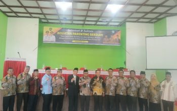 Wali Kota Padangsidimpuan Letnan Dalimunthe, foto bersama dengan Ketua Dewan Pendidikan Nggelem Ginting, Kepala Dinas Pendidikan Ahmad Hariri Hasibuan, Rektor UGN Burhanuddin, Kasatpol PP Zulkifli Lubis, Kepala Dinas Sosial Zufri, dan lainnya