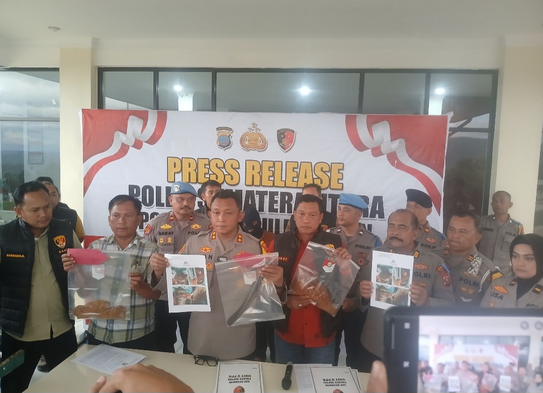 Kapolres Tapsel AKBP Yon Edi Winara, didampingi Kasat Reskrim AKP Hardiyanto, Kasat Lantas Iptu J Sihombing, Kasat Intelkam AKP Oloan Lubis, Kabag Log AKP Tongan Siregar, Kasat Samapta Iptu Edi Sofyan Nasution, Kasi Propam Ipda M Hutabarat, KBO Sat Reskrim Iptu TP Saragih, Kanit Pidum Sat Reskrim Polres Tapsel Ipda Bambang Rahmadi, Kanit Tipidkor Ipda Saad Mardian Harahap, Kasi Humas Ipda Amalisa Nofriyanti Siregar, dan lainnya, saat menunjukkan barang bukti kasus pencurian dan kekerasan terhadap pedagang sate