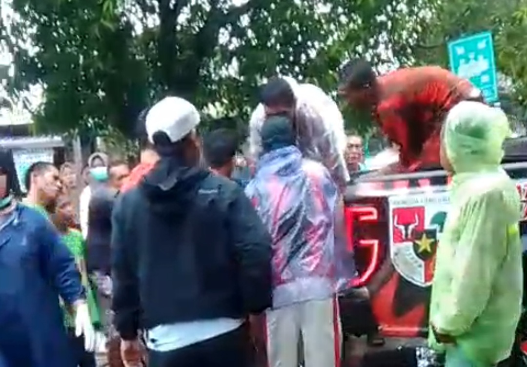 Tim cepat tanggap dari KOTI Mahatidana dan para kader MPC Pemuda Pancasila Tapsel saat mengevakuasi salah satu jenazah korban bencana alam dari mobil taktis Ormas tersebut ke Puskesmas Batang Toru
