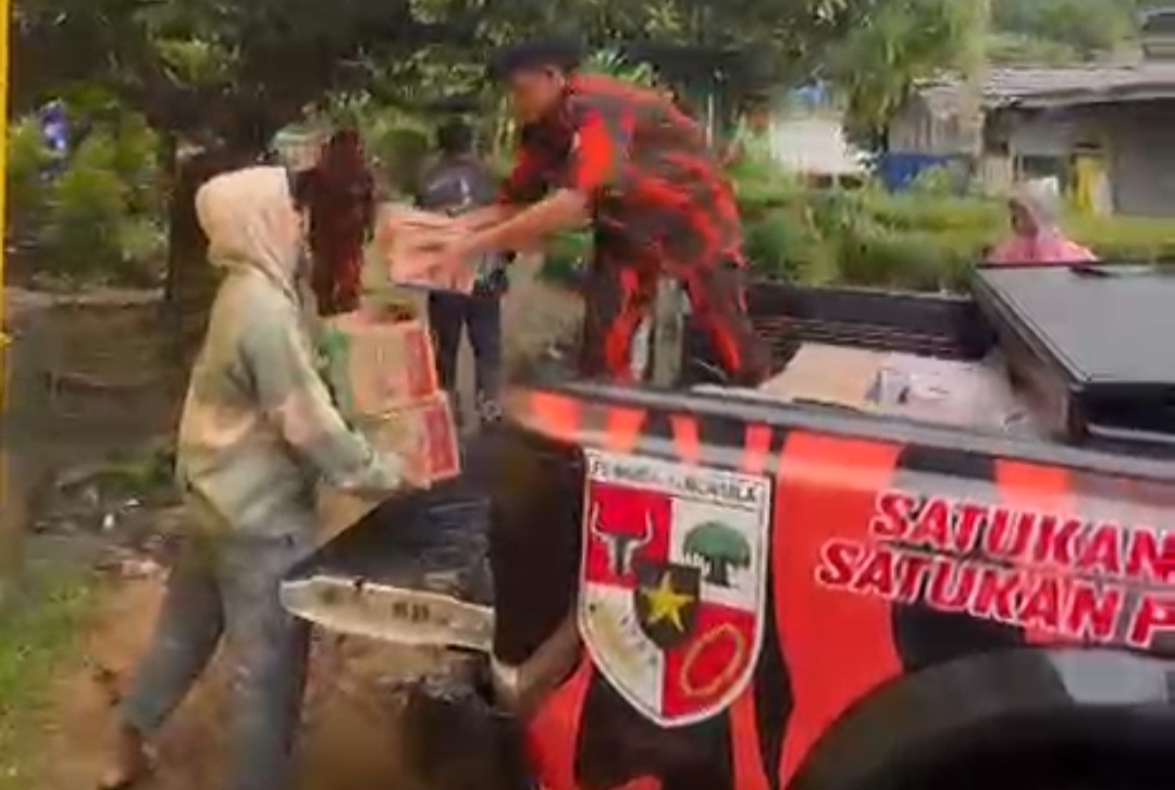 Tim cepat tanggap dari KOTI Mahatidana dan para kader MPC Pemuda Pancasila Tapsel saat menyalurkan berbagai bantuan mulai dari sembako, air mineral, pakaian kering, dan selimut, untuk para korban bencana alam yang selamat di Posko penanganan awal di Desa Batu Hula, Kecamatan Batang Toru
