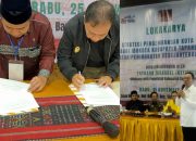 Bupati Tapsel Gus Irawan Pasaribu, memberikan sambutan pada acara lokakarya mendorong percepatan pembangunan Kota Sipirok sebagai pusat pemerintahan dan pertumbuhan ekonomi daerah (kanan) dan Wakil Bupati Jafar Syahbuddin Ritonga beserta Ketua Umum Yayasan Tabagsel Institvte Ayub Suleman Pulungan menandatangani serah terima rekomendasi hasil dari kegiatan tersebut (kiri)