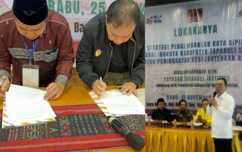 Bupati Tapsel Gus Irawan Pasaribu, memberikan sambutan pada acara lokakarya mendorong percepatan pembangunan Kota Sipirok sebagai pusat pemerintahan dan pertumbuhan ekonomi daerah (kanan) dan Wakil Bupati Jafar Syahbuddin Ritonga beserta Ketua Umum Yayasan Tabagsel Institvte Ayub Suleman Pulungan menandatangani serah terima rekomendasi hasil dari kegiatan tersebut (kiri)