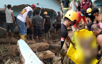 Tim Relawan DPC Partai Gerindra Tapsel dipimpin Sekretaris, Nauli Harahap, saat proses evakuasi satu jenazah seorang pria paruh baya di Desa Garoga