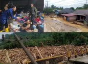 Bupati Tapsel, Gus Irawan Pasaribu, saat menyambangi Posko pengungsian para korban dan dampak bencana banjir bandang serta longsor yang membawa material kayu gelondongan