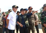 Menko PMK Pratikno, bersama Kepala BNPB Letjen TNI Suharyanto, didampingi Bupati Tapsel Gus Irawan Pasaribu, Wakil Bupati Jafar Syahbuddin Ritong, dan lainnya saat meninjau langsung ke lokasi bencana alam di Desa Aek Garoga, Kecamatan Batang Toru