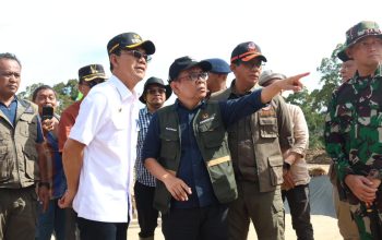 Menko PMK Pratikno, bersama Kepala BNPB Letjen TNI Suharyanto, didampingi Bupati Tapsel Gus Irawan Pasaribu, Wakil Bupati Jafar Syahbuddin Ritong, dan lainnya saat meninjau langsung ke lokasi bencana alam di Desa Aek Garoga, Kecamatan Batang Toru
