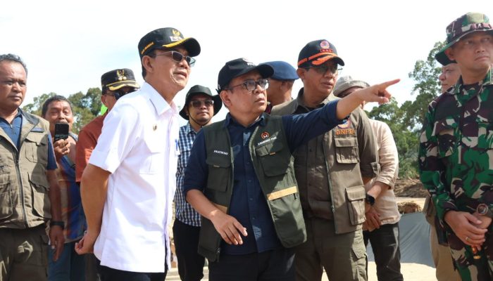 Tinjau Langsung Lokasi Bencana, Kepala BNPB Minta Maaf ke Bupati Tapsel