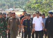 Menko PMK Pratikno, bersama Kepala BNPB Letjen TNI Suharyanto, didampingi Bupati Tapsel Gus Irawan Pasaribu, Wakil Bupati Jafar Syahbuddin Ritonga, dan lainnya saat meninjau langsung ke lokasi bencana alam di Kecamatan Batang Toru