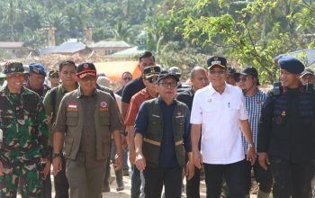 Menko PMK Pratikno, bersama Kepala BNPB Letjen TNI Suharyanto, didampingi Bupati Tapsel Gus Irawan Pasaribu, Wakil Bupati Jafar Syahbuddin Ritonga, dan lainnya saat meninjau langsung ke lokasi bencana alam di Kecamatan Batang Toru
