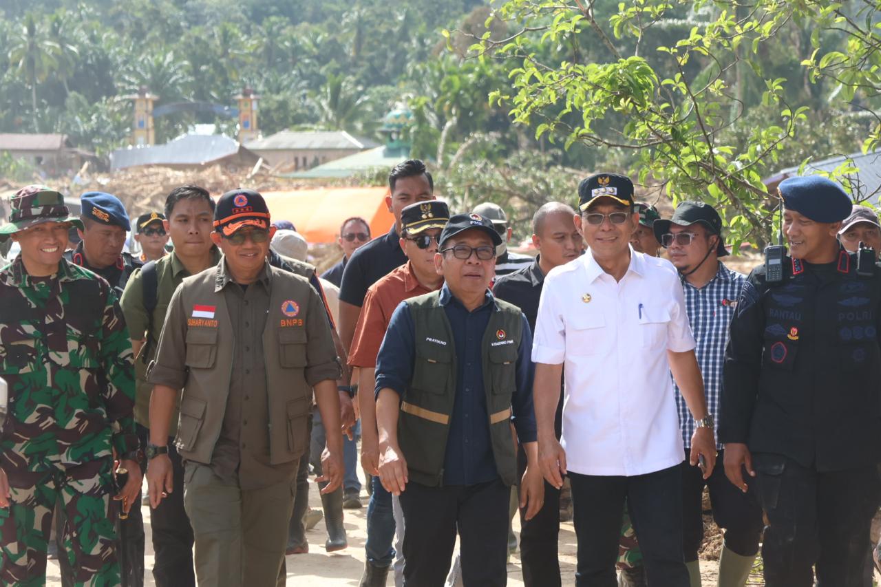 Menko PMK Pratikno, bersama Kepala BNPB Letjen TNI Suharyanto, didampingi Bupati Tapsel Gus Irawan Pasaribu, Wakil Bupati Jafar Syahbuddin Ritonga, dan lainnya saat meninjau langsung ke lokasi bencana alam di Kecamatan Batang Toru