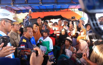 Menteri ESDM, Bahlil Lahadalia, bersama Dirut Pertamina Simon Aloysius Mantiri, Dirut PLN Darmawan Prasodjo, Bupati Tapsel H Gus Irawan Pasaribu, Wakil Bupati H Jafar Syahbuddin Ritonga, serta Sekda Sofyan Adil, turun langsung meninjau kondisi pascabencana banjir dan longsor di Desa Garoga, Kecamatan Batang Toru