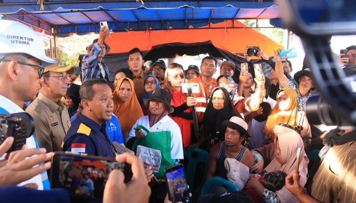 Menteri ESDM Tinjau Lokasi Banjir Tapsel, Janjikan 250 Tenda Pengungsi