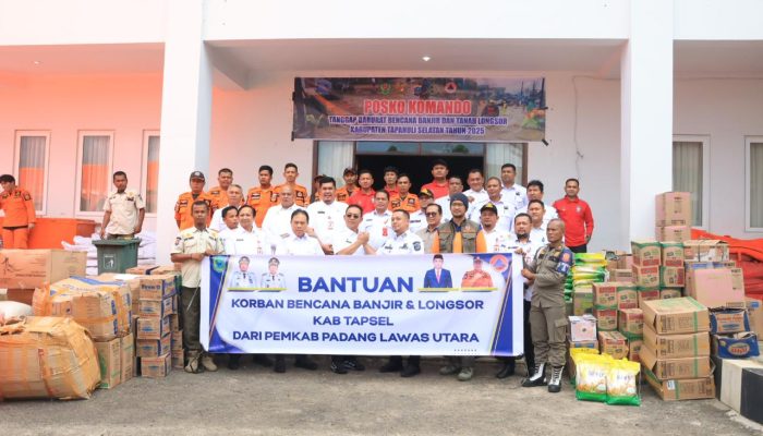 Bupati Tapsel Terima Bantuan untuk Korban Bencana dari Pemkab Paluta