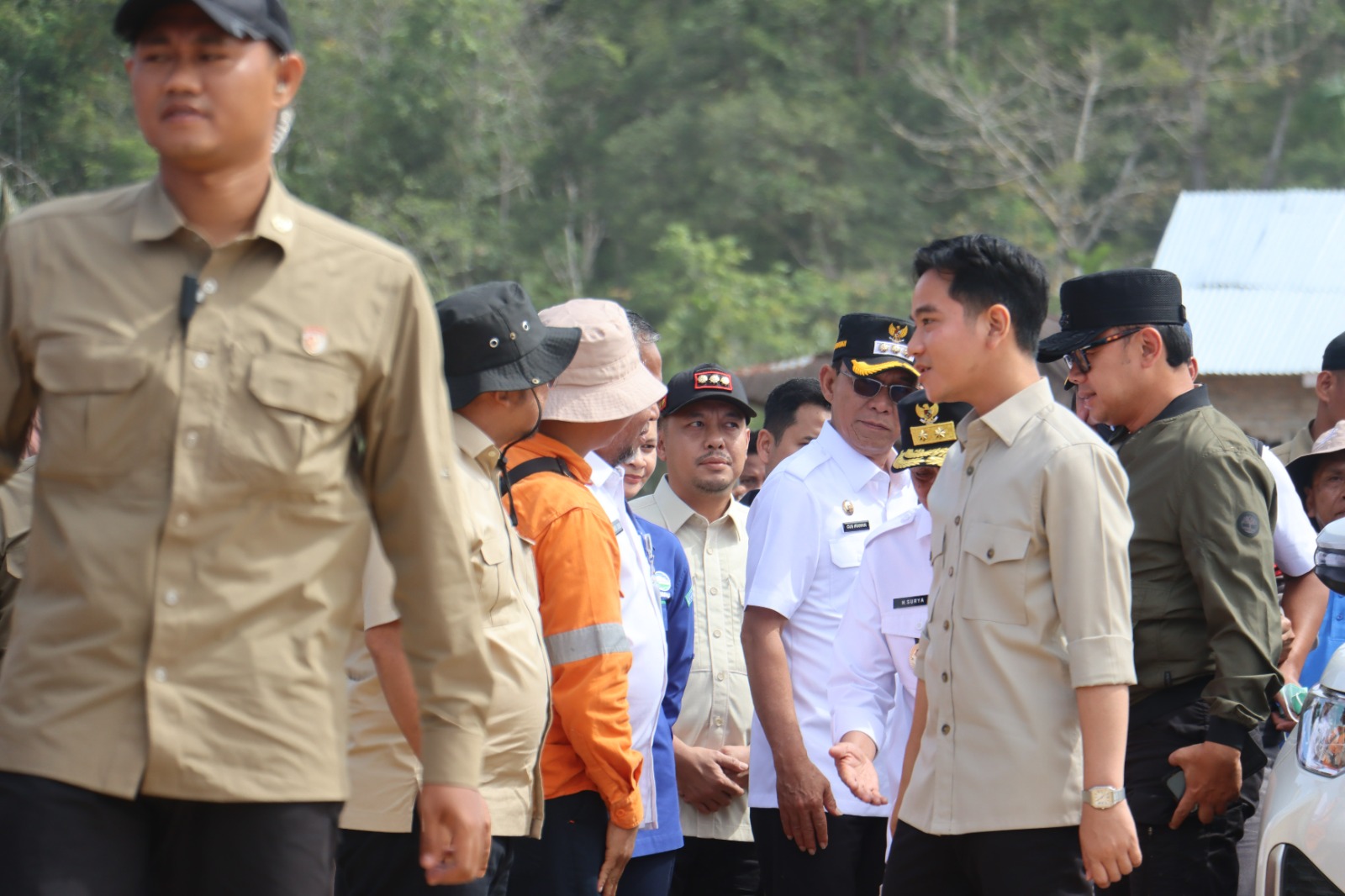 Wapres, Gibran Rakabuming Raka, saat tiba di Posko Pengungsian yang didirikan PTAR di Desa Garoga