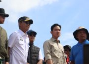 Bupati Tapsel, Gus Irawan Pasaribu, saat mendampingi kunjungan Wakil Presiden RI, Gibran Rakabuming Raka, ke lokasi bencana banjir bandang dan tanah longsor di Kecamatan Batang Toru