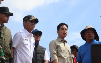Bupati Tapsel, Gus Irawan Pasaribu, saat mendampingi kunjungan Wakil Presiden RI, Gibran Rakabuming Raka, ke lokasi bencana banjir bandang dan tanah longsor di Kecamatan Batang Toru