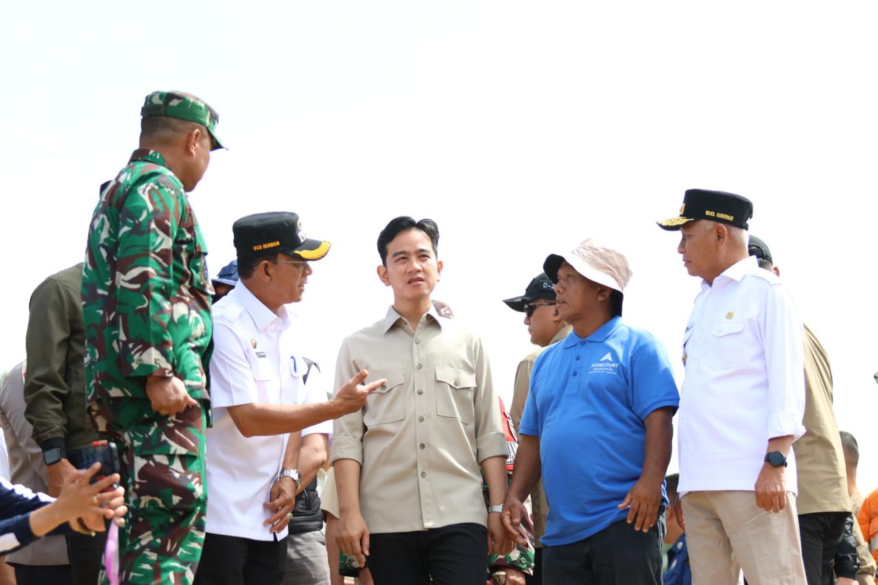 Wapres RI, Gibran Rakabuming Raka, didampingi Wakil Gubernur Sumut Surya, Kapolda Irjen Pol Whisnu Hermawan F, Pangdam I/BB Meyjen TNI Hendy Antariksa, Bupati Tapsel Gus Irawan Pasaribu dan Wakil Bupati Jafar Syahbuddin Ritonga, hingga Bupati Padang Lawas Utara Reski Basyah Harahap, saat meninjau lokasi bencana banjir bandang dan tanah longsor di Batang Toru