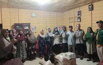 Pembina YHHP Syahrul M Pasaribu, kompak bersama Ketua Baznas Tapsel Jon Sujani Pasaribu, dan pihak Samsat Sipirok menyalurkan bantuan kemanusiaan kepada masyarakat yang terdampak musibah banjir dan longsor