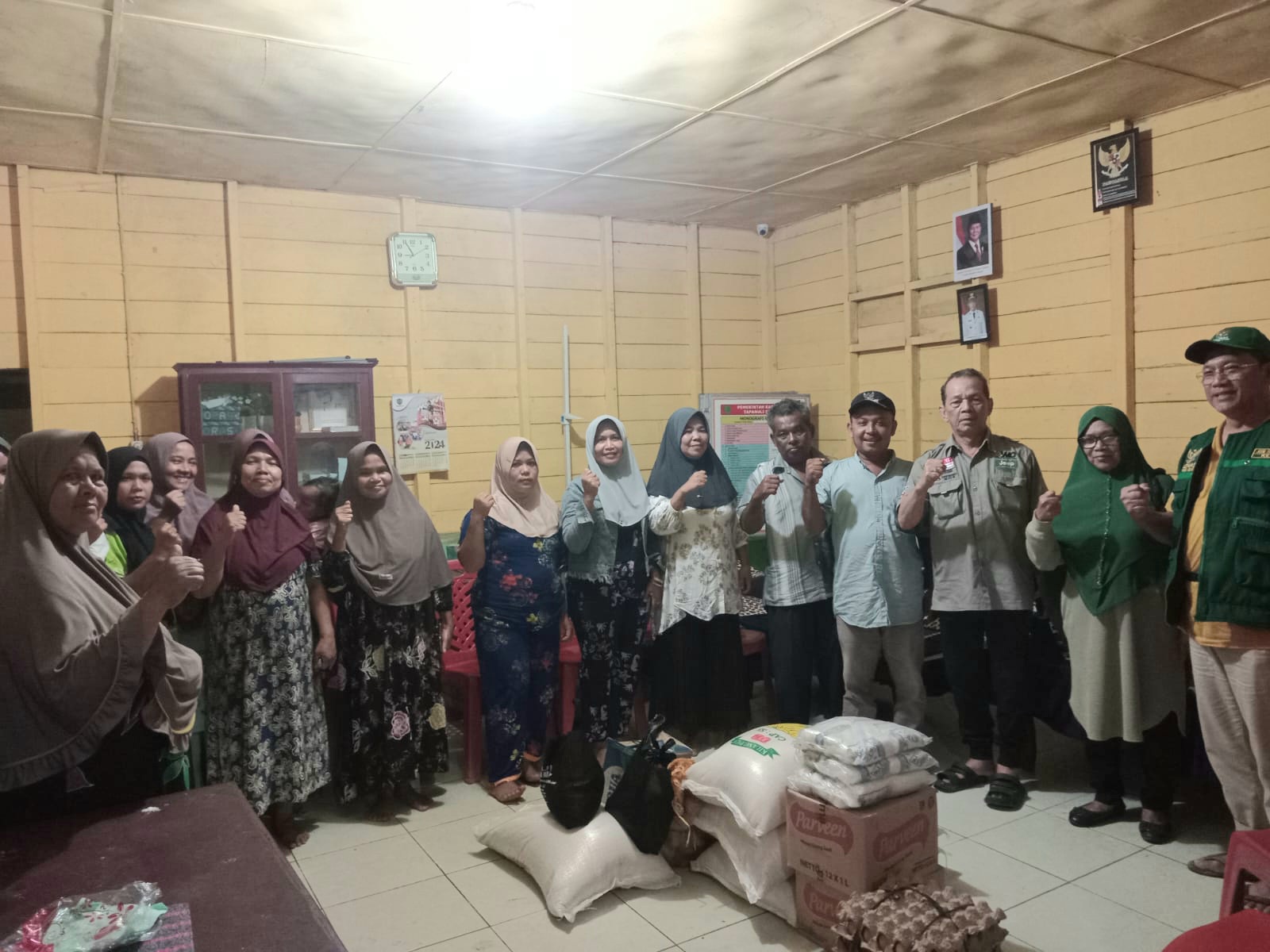 Pembina YHHP Syahrul M Pasaribu, kompak bersama Ketua Baznas Tapsel Jon Sujani Pasaribu, dan pihak Samsat Sipirok menyalurkan bantuan kemanusiaan kepada masyarakat yang terdampak musibah banjir dan longsor