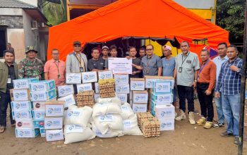 Pimcab BRI Padangsidimpuan, Teuku Zulham, didampingi MBM Mahyudaniel Lubis, SPO Imam Mahadi, menyalurkan bantuan program BRI Peduli kepada warga terdampak banjir dan longsor di Desa Garoga dan Batu Hula, Kecamatan Batang Toru, Kabupaten Tapsel
