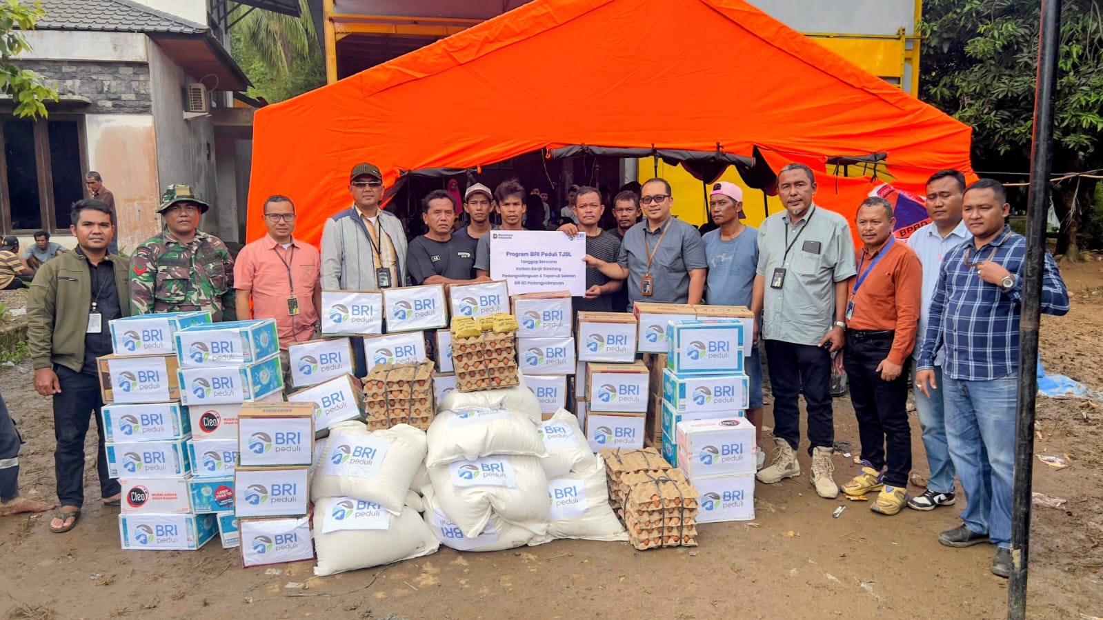 Pimcab BRI Padangsidimpuan, Teuku Zulham, didampingi MBM Mahyudaniel Lubis, SPO Imam Mahadi, menyalurkan bantuan program BRI Peduli kepada warga terdampak banjir dan longsor di Desa Garoga dan Batu Hula, Kecamatan Batang Toru, Kabupaten Tapsel